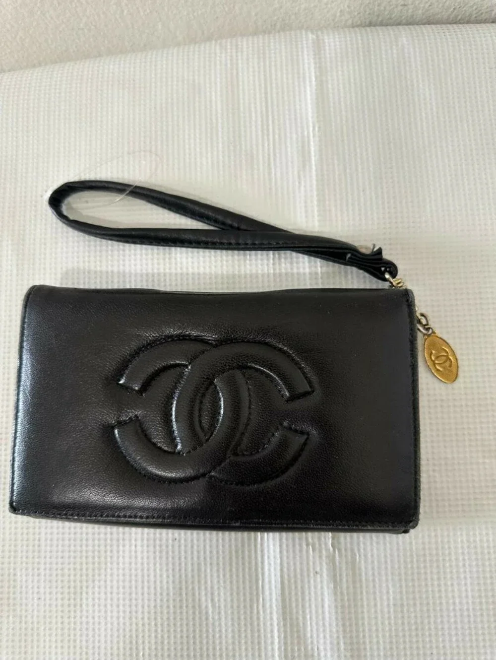 Vintage Chanel Black Leather Bi-Fold Wallet Interlocking CC Logo Magnetic Close